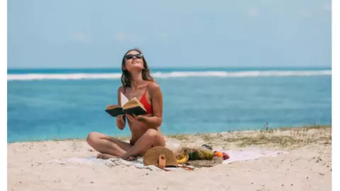 Vrei să evadezi puțin, dar fără bilete și check-in-uri? Ia-ți o carte care te poartă prin Europa!