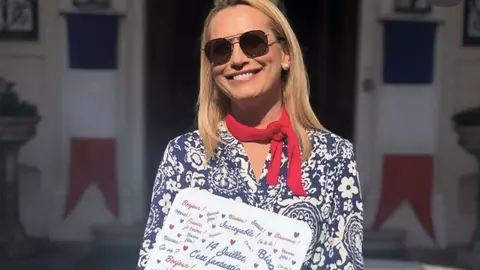Cât costă rochia purtată de Andreea Esca la recepția de la ambasadă de Ziua Franței. La același eveniment a fost și Nicușor Dan