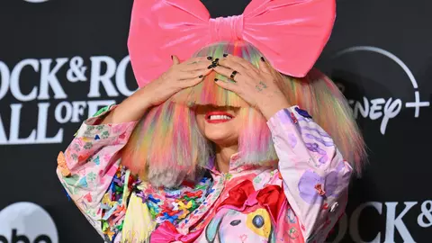 Sia, în ipostaze tandre cu un bărbat celebru, la doar patru luni de la divorț