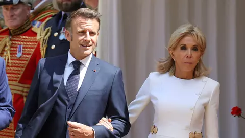 Emmanuel Macron și Brigitte, un nou moment stânjenitor la coborârea din avion pe un aeroport din Londra