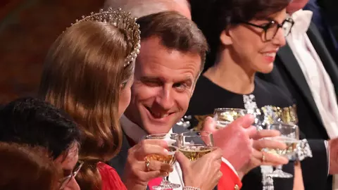 A comis-o din nou! Emmanuel Macron i-a făcut cu ochiul lui Kate Middleton la banchetul de stat al Regelui Charles. Momentul a fost surprins de fotografi