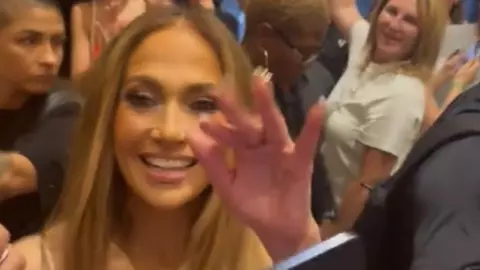 Cum a reacționat Jennifer Lopez când Tzancă Uraganu i-a cântat. Artista a făcut un gest neașteptat