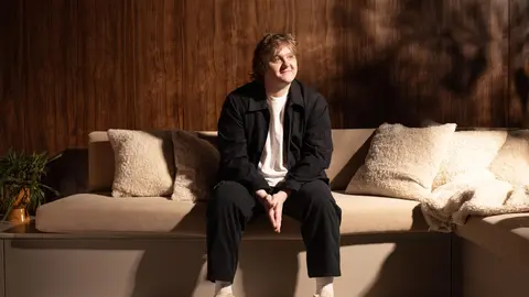 HEYDUDE Country: nu doar o locație, ci o mentalitate. Cântărețul și compozitorul Lewis Capaldi este imaginea celei mai îndrăznețe campanii HEYDUDE de până acum