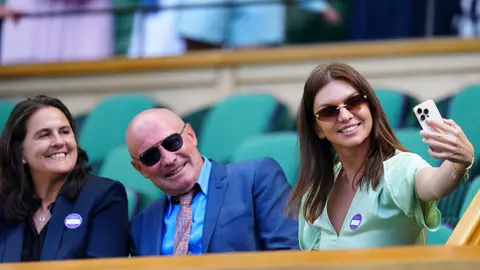 Simona Halep a făcut furori la Wimbledon cu rochia verde. Cât costă articolul vestimentar creat chiar de Victoria Beckham