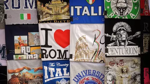Tricouri cu imprimeu travel: cum să le asortezi pentru o ținută de invidiat
