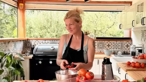 Ce a făcut Dana Nălbaru cu roșiile coapte din solarul pentru legume„Producție proprie! Mulțumim lui Dumnezeu”. Dragoș Bucur e mulțumit
