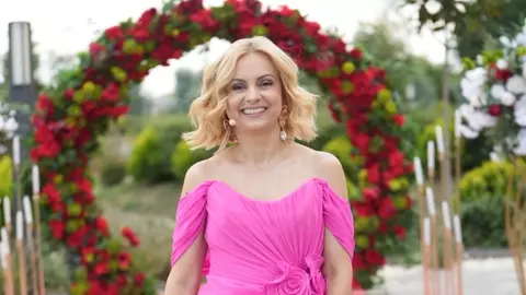 Simona Gherghe, în costum de baie pe plaja din Grecia. Cum a fost surprinsă vedeta alături de soțul ei