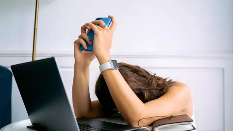 Dincolo de oboseală: 4 semne fizice subtile ale epuizării profesionale (burnout)
