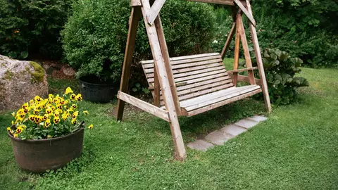 Balansoarul de grădină și masa de terasă decorate pentru toamnă: idei creative