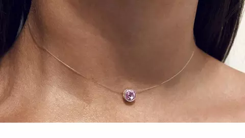De ce sunt colierele cu fir transparent atât de populare în moda contemporană