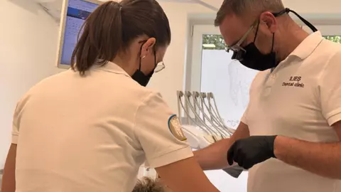 Lipsa unui dinte te poate îmbătrâni vizibil – soluțiile oferite de Ilieș Dental Clinic din Brașov