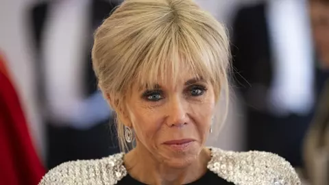 Brigitte Macron va prezenta „dovezi fotografice și științifice” că este într-adevăr femeie, după ce a fost acuzată că s-a născut bărbat