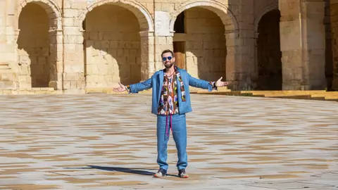 Dani Oțil s-a reunit cu familia în Malta. Deși filmează pentru Power Couple, sezonul 3, soția Gabriela și fiul Tiago l-au vizitat