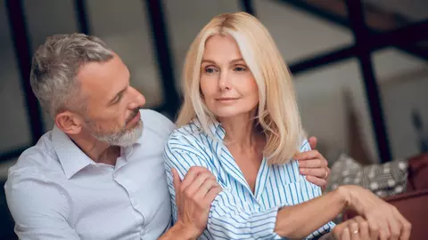 Menopauza, un important test de cuplu. Ghidul bărbaților pentru înțelegerea menopauzei