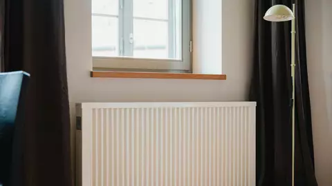 Cum îți păstrezi apartamentul cald iarna, fără costuri: trucuri simple pentru sezonul rece 2026