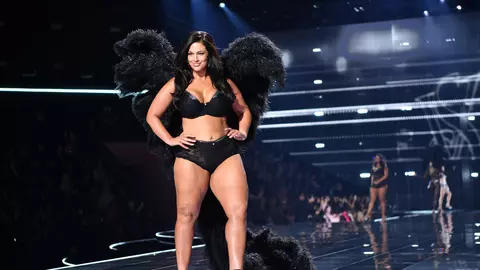 Ashley Graham, din nou în centrul atenției la Victoria’s Secret Fashion Show 2025. Modelul plus-size a făcut furori
