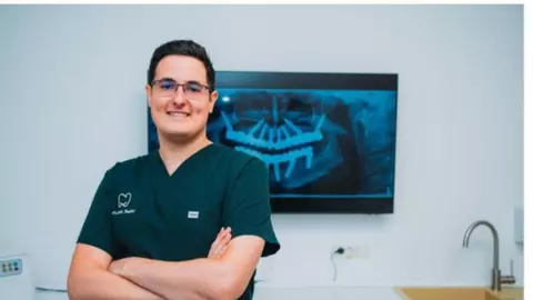 Mituri despre implanturi dentare: Dr. Andrei Buza răspunde celor mai frecvente întrebări