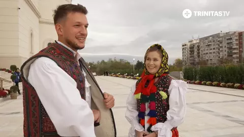 Cine sunt tinerii care s-au logodit după slujba de sfințire a Catedralei Naționale. David și Măriuca au purtat costume populare