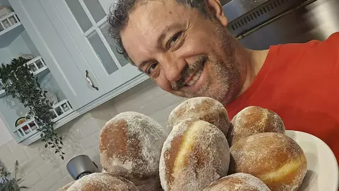 Rețeta de gogoși pufoase a lui Chef Sorin Bontea: „Eu așa țin minte gogoșile pe care le făcea mama”