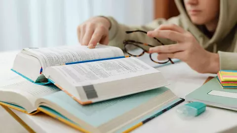 Burnoutul în sesiune este real, însă poate fi evitat. Află cum înveți eficient fără să te epuizezi