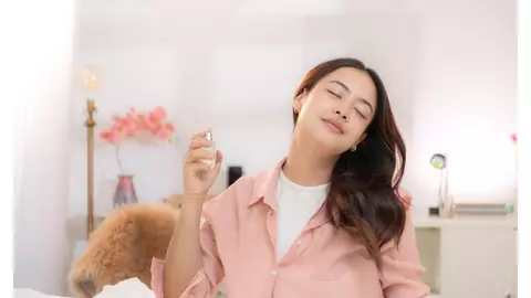 Cum să faci ca parfumul să reziste mai mult pe piele? 7 sfaturi utile