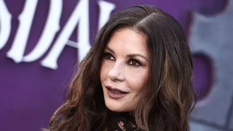 Catherine Zeta-Jones, apariție amețitoare în rochie mini și mulată. Răvășitoare la 56 de ani!