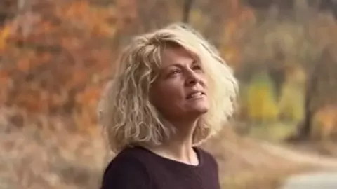 Dana Nălbaru revine pe scena muzicală cu un cântec dedicat credinței: „Atinge, Tu”. Cui a mulțumit
