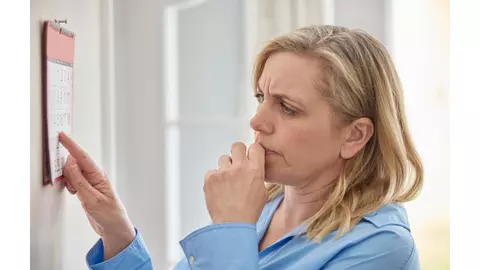Ce cauzează menopauza precoce și cum îți afectează sănătatea