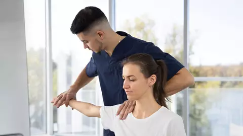 Stai încordat la birou? Umerii și spatele te dor? Kinetoterapia îți poate fi de ajutor!
