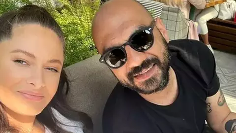 Raluka și iubitul Guy Kouris s-ar fi căsătorit. Au apărut cu verighetele pe deget: „Te iubesc”