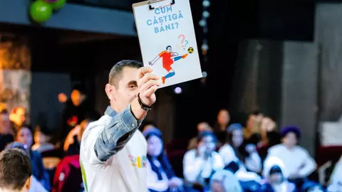În prag de sărbători, ArtFinEdu aduce educația financiară mai aproape de familiile monoparentale prin teatru și activități creative