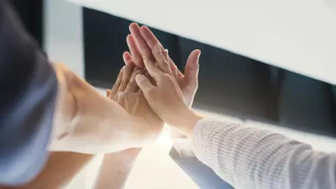 Când liderii devin oameni: 7 gesturi care unesc echipele din interior