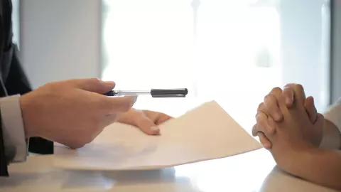 Descoperire de cont vs credit de nevoi personale: ce alegi în funcție de situație