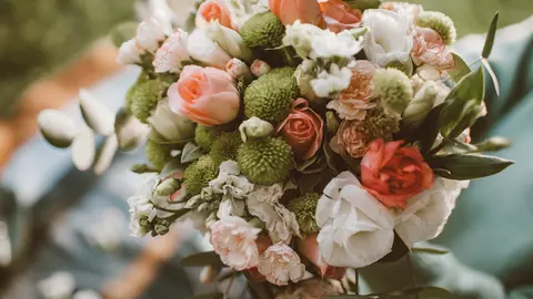 Idei florale elegante pentru ocazii speciale, direct la ușa persoanei iubite