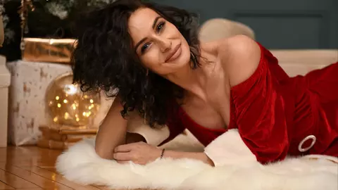 Gazda perfectă pentru Secret Santa: cum organizezi o seară memorabilă cu prietenele la tine acasă