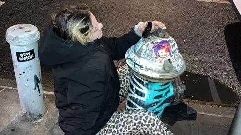 Fiica adoptivă a lui Ilie Năstase a ajuns pe străzi și cere bani. De ce tatăl ei refuză să o ajute