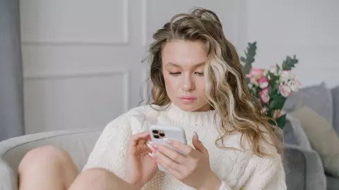 Cum să alegi în 2026 telefonul care îți organizează viața și îți păstrează amintirile în siguranță