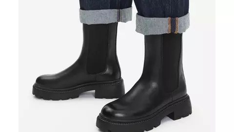 Frigul nu-i o scuză pentru outfituri banale: scoate-le în evidență cu ghete îmblănite