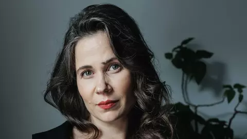 Actrița Iulia Lumânare: „Am învățat să nu las frica să mă controleze, ci să trăiesc cu ea”. Din Sălăjanul anilor ’90, direct pe covorul roșu INTERVIU