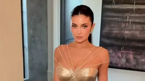 Kylie Jenner a captat toate privirile la Globurile de Aur 2026. A avut bijuterii de peste 100 de carate