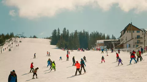Cât costă un sejur la ski în 2026 în stațiunile montane din România. Cele mai ridicate prețuri sunt în Poiana Brașov