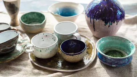Cu puțină îndemânare, timp liber și creativitate poți crea obiecte decorative din sticlă și ceramică unicate