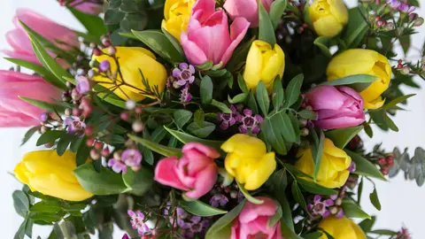 Întâmpină primăvara cu cele mai frumoase buchete de flori de sezon