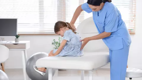 Deformările coloanei la copii și adolescenți: de ce postura, depistarea timpurie și terapia corectă pot schimba evoluția unei vieți
