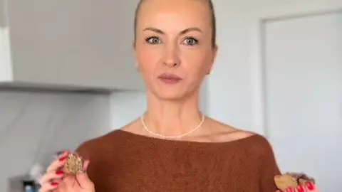 Cum prepară Elwira Petre brioșe cu banane și afine. E un desert rapid, o alternativă fără zahăr și gluten