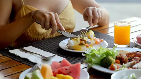 7 alimente pe care le mâncăm zilnic favorizează cancerul de colon!