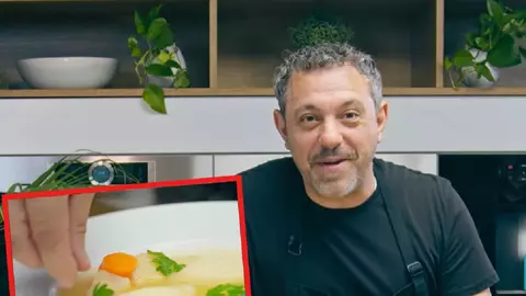 Rețeta de supă de pui cu găluște a lui Sorin Bontea. Secretul lui pentru găluște pufoase: „Ingredientele sunt simple...”