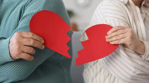 Zodiile care se gândesc la divorț în februarie 2026. Energia astrelor le ajută să se elibereze din căsnicii nefericite