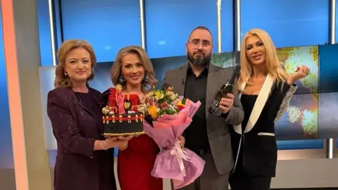 Cine e vedeta care o înlocuiește pe Mirela Vaida la „Acces Direct”. Ea prezintă alături de Adrian Velea