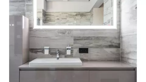 Cum alegi oglinda perfectă pentru baie: practică, estetică și adaptată spațiului tău